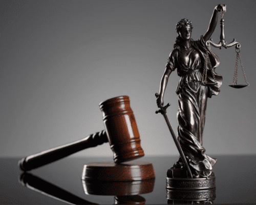 Judge’s gavel and Lady Justice statue representing Los Angeles land use and zoning laws, property development regulations, and legal compliance for property owners and investors